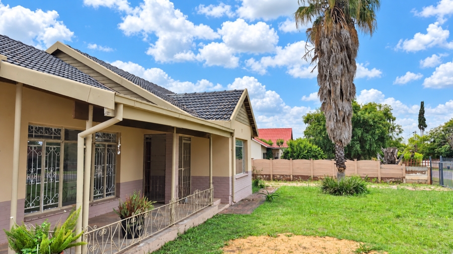 To Let 3 Bedroom Property for Rent in La Hoff North West